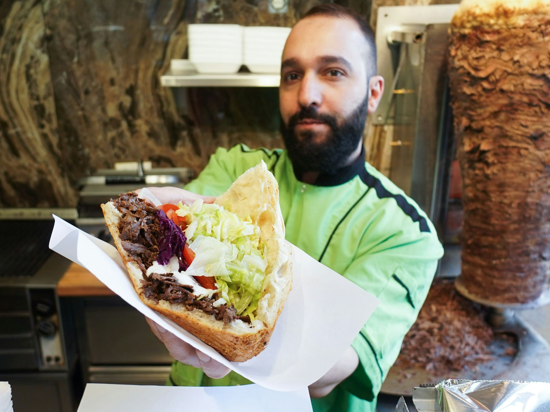 Die prallvolle Brottasche liegt gut in der Hand: ein Döner aus Berlin.