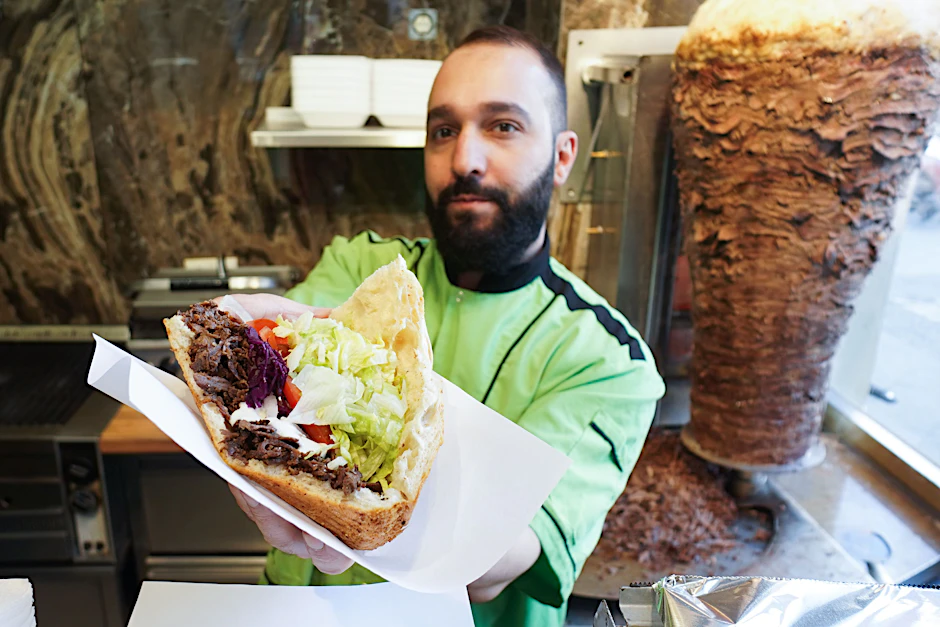 Die prallvolle Brottasche liegt gut in der Hand: ein Döner aus Berlin.