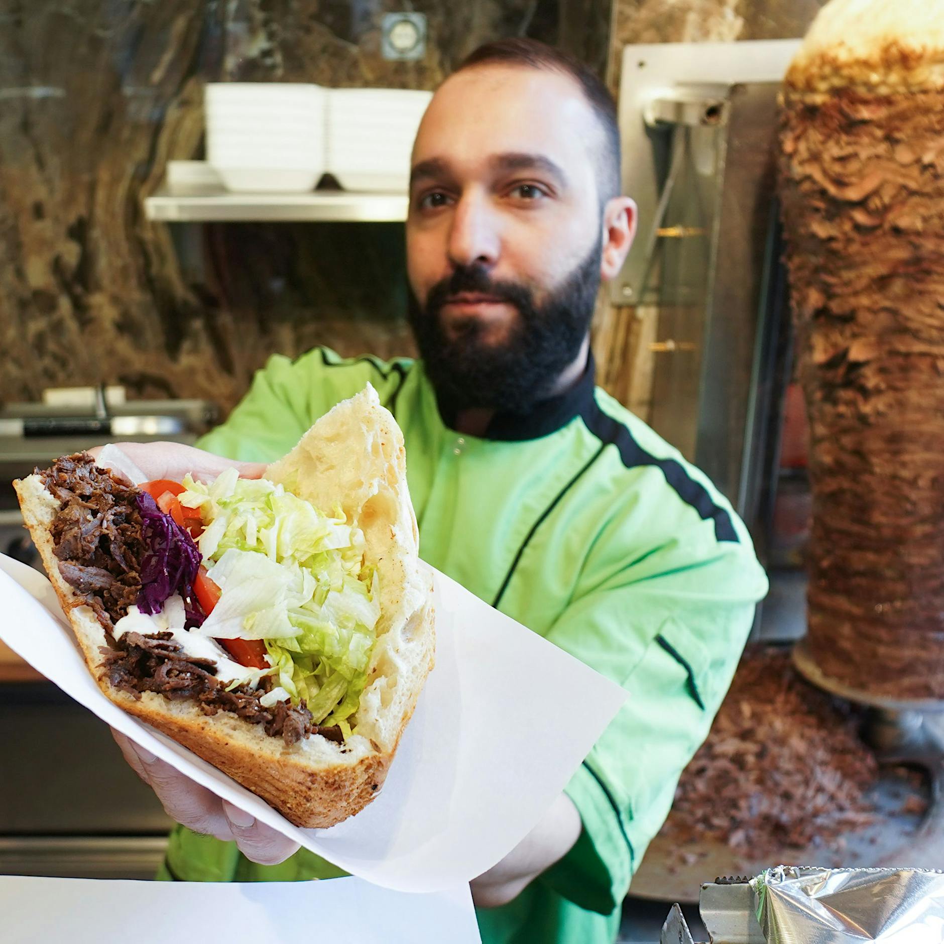 Angriff auf ein Berliner Grundnahrungsmittel: Döner mit alles – bald vorbei