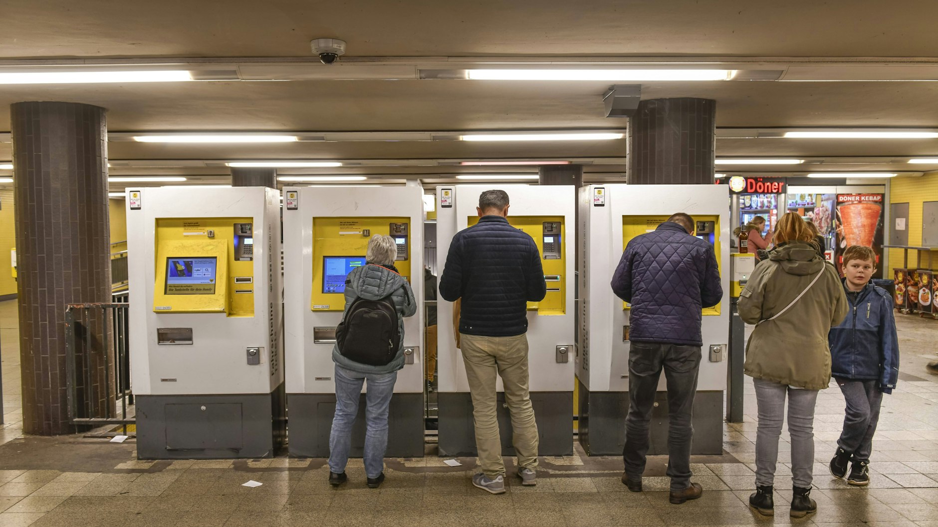 Das 9-Euro-Ticket wird es auch an den bekannten Fahrkarten-Automaten geben.