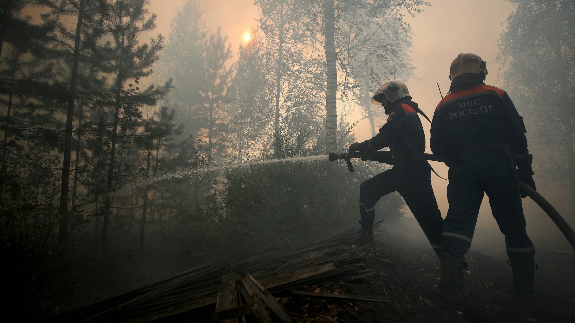 Feuerwehrleute bekämpfen einen großen Waldbrand im Medwedewski-Rajon in der russischen autonomen Republik Mari El im August 2021.
