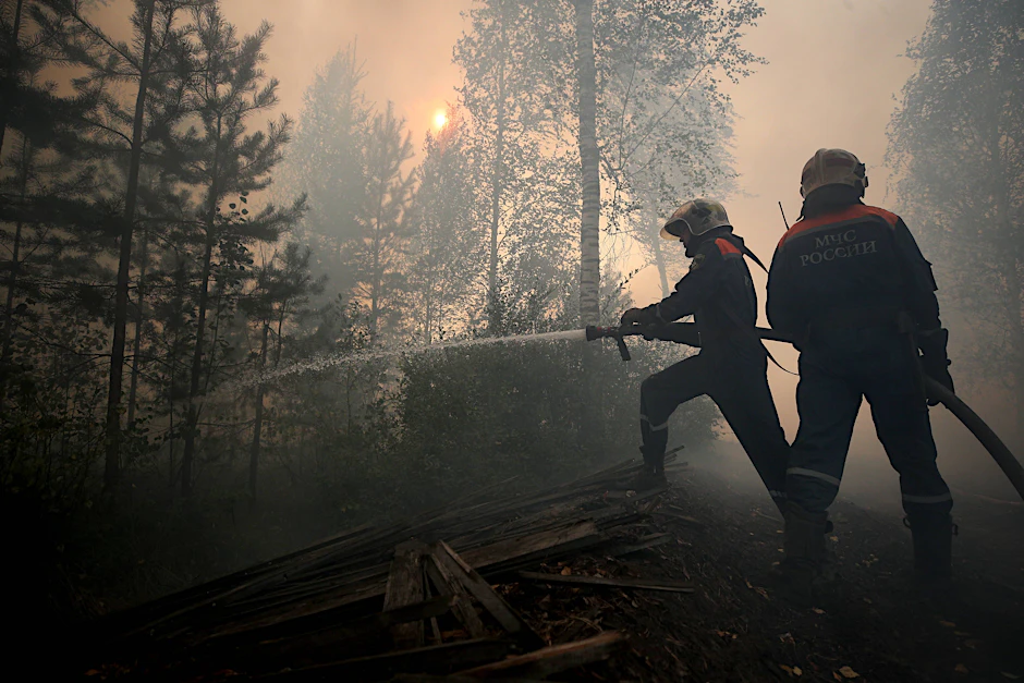 Feuerwehrleute bekämpfen einen großen Waldbrand im&nbsp;Medwedewski-Rajon in der russischen autonomen Republik Mari El im August 2021.