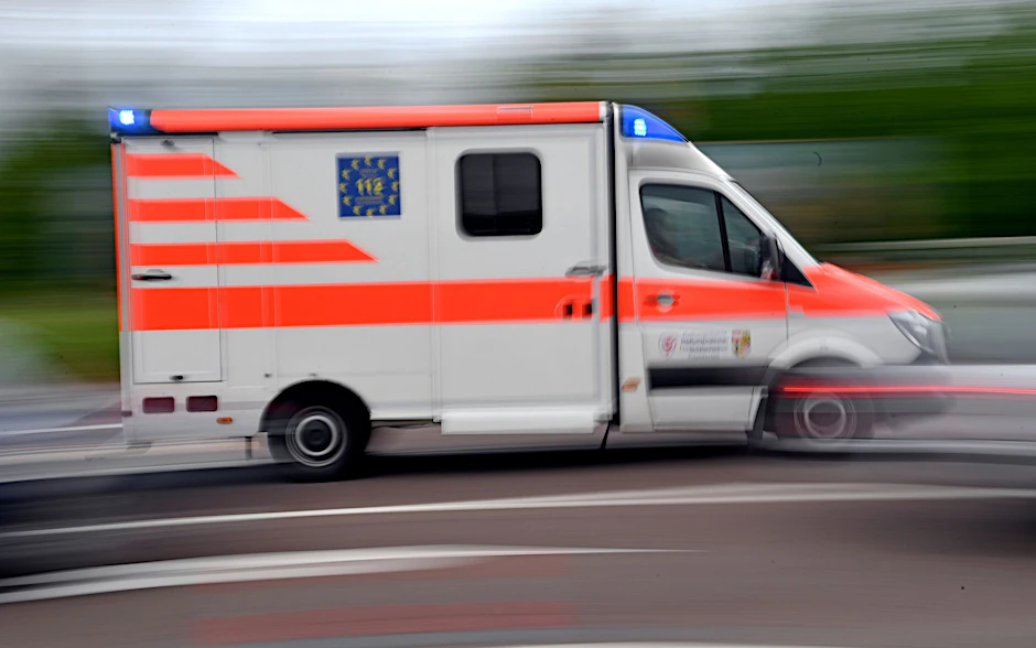 Ein Motorradfahrer musste nach einem Unfall am Donnerstagnachmittag mit Verletzungen in ein Krankenhaus gebracht werden.&nbsp;