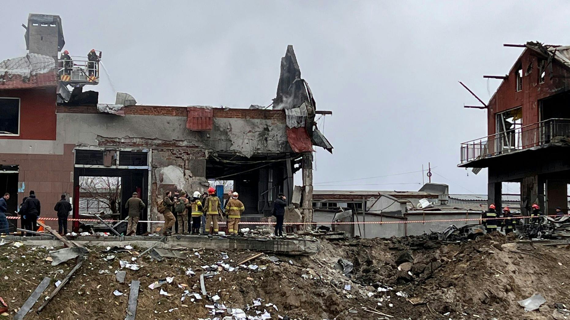 Rettungskräfte nach dem Luftangriff vor einer Reifenwerkstatt in Lwiw.