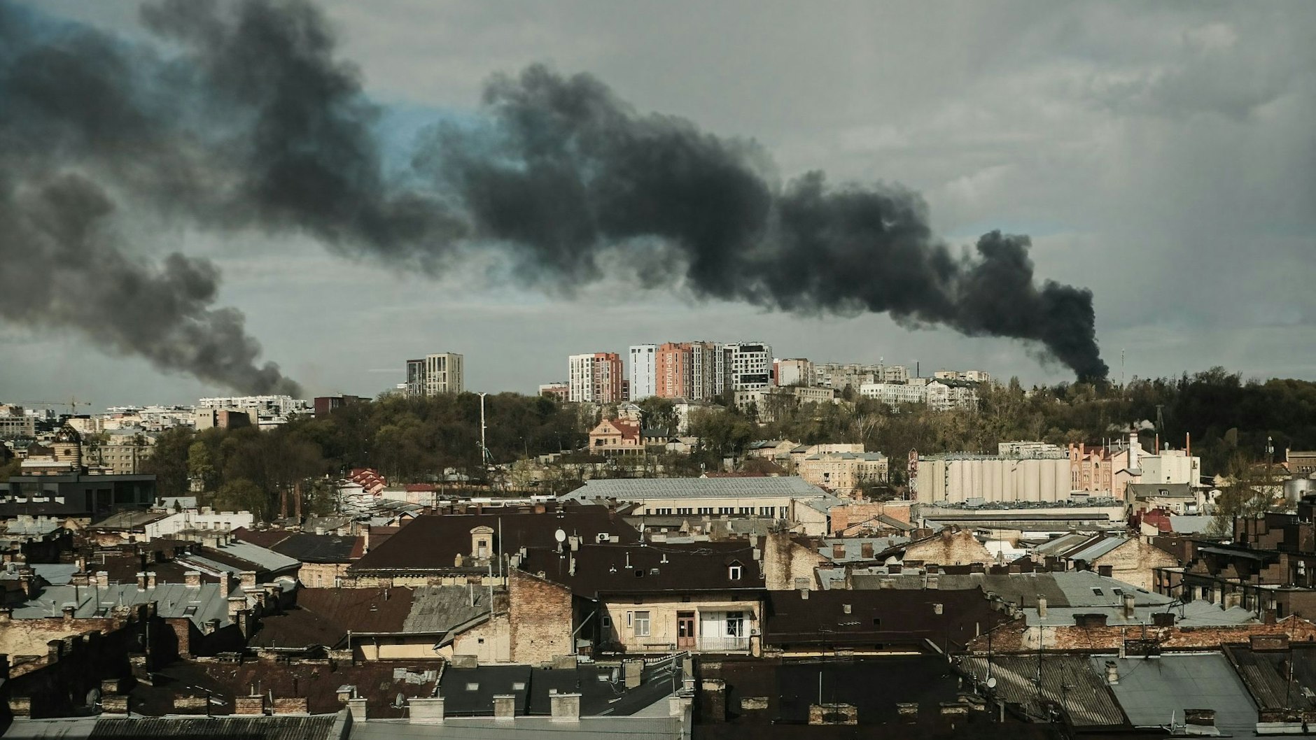 Nach den Raketeneinschlägen steigt schwarzer Rauch über der Stadt Lwiw auf.