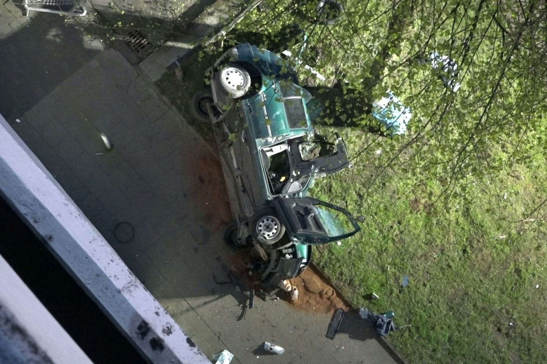 Das Wrack des Autos neben dem Parkhaus.