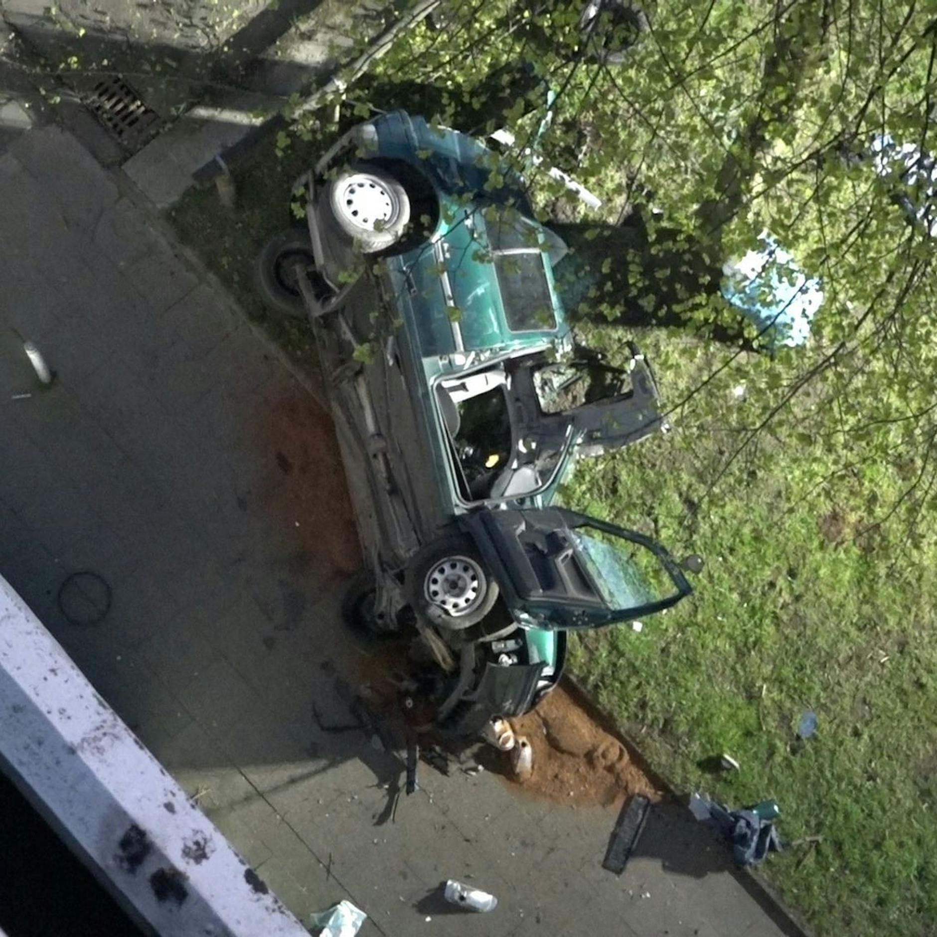 Auto stürzt von Parkhaus – Zwei Teenager sterben