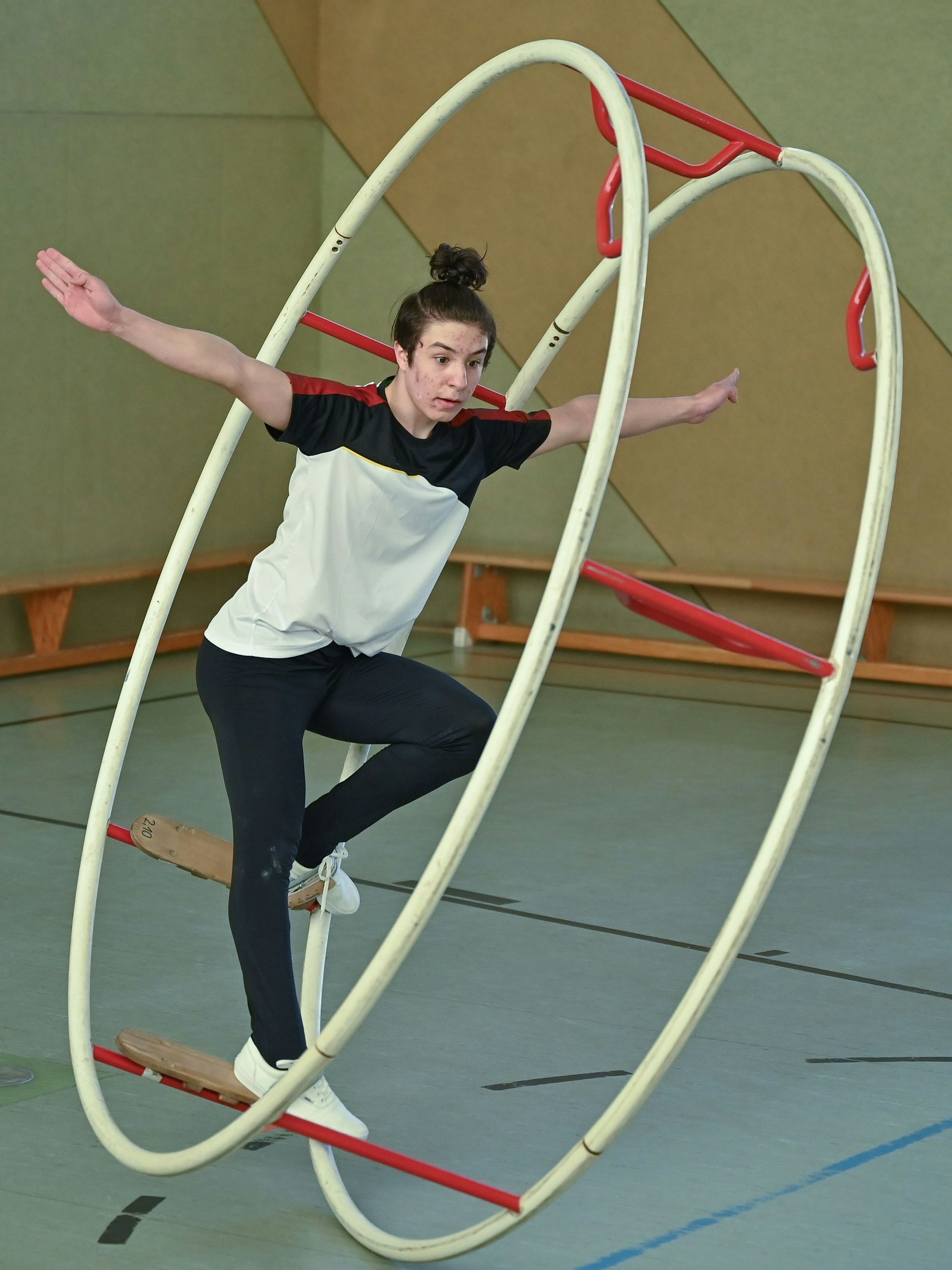 Der 14-jährige Jamal vom Strausberger Turn- und Sportclub (TSC) übt eine Kür im Rhönrad.