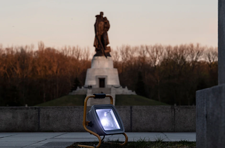 Scheinwerfer stehen auf dem Gelände des sowjetischen Ehrenmals im Treptower Park. Seit dem russischen Angriff auf die Ukraine haben Unbekannte mehrfach Parolen auf das Denkmal geschmiert.