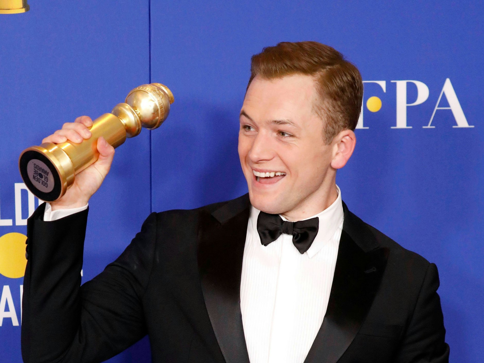 Taron Egerton mit seinem Golden Globe, den er für „Rocketman“ erhielt.