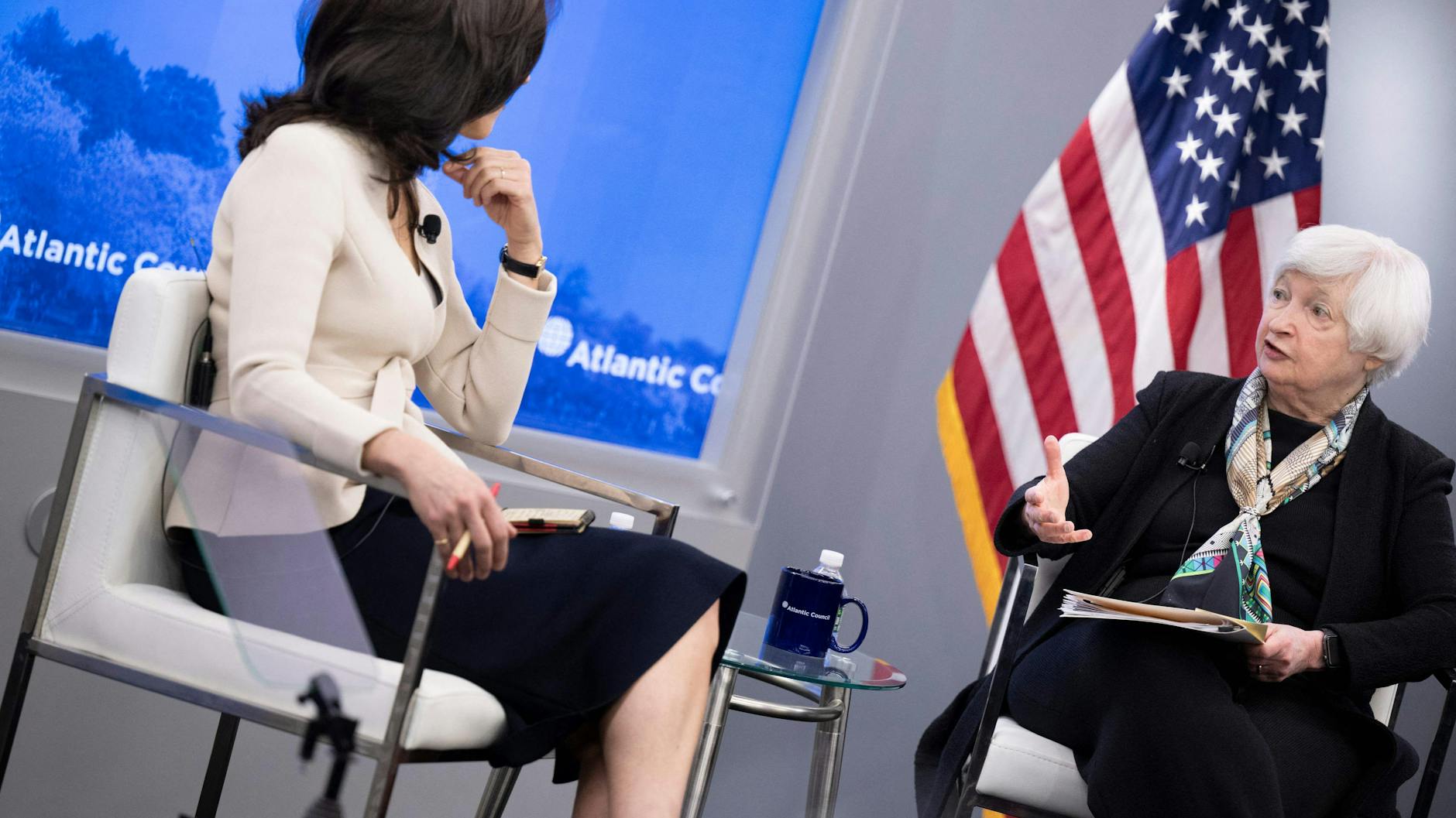 Rana Foroohar von der Financial Times mit US-Finanzministerin Janet Yellen auf dem Atlantic Council am 13. April.
