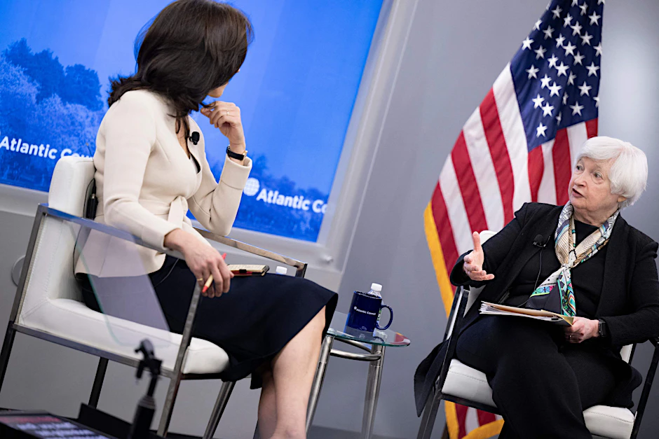 Rana Foroohar von der Financial Times mit US-Finanzministerin Janet Yellen auf dem Atlantic Council am 13. April.