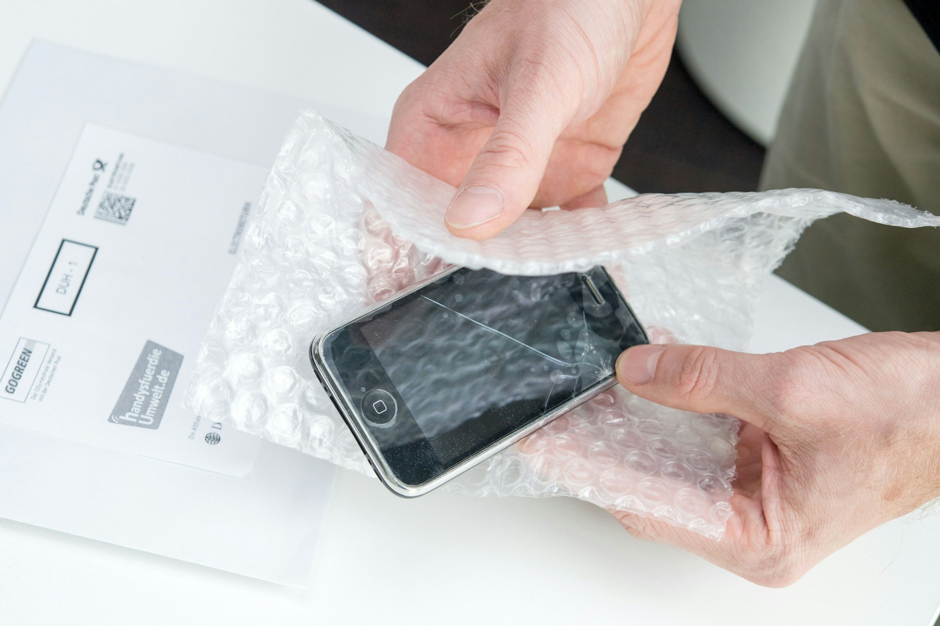 Auch das geliebte Handy geht mal kaputt – aber wie entsorgt man ein defektes Smartphone richtig?