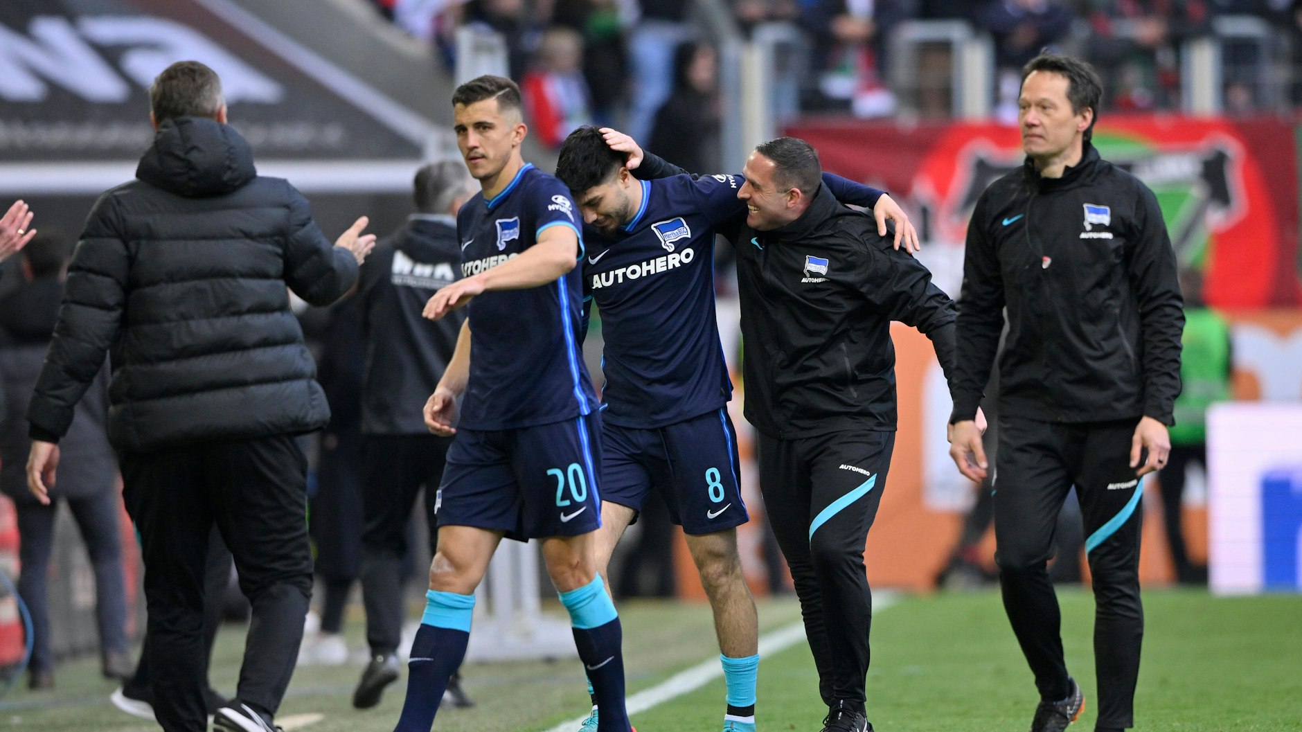 Lass dich abklatschen: Marc Kempf (2. v. l.) zeigte beim 1:0-Sieg in Augsburg, wie wichtig er für Hertha BSC sein kann.