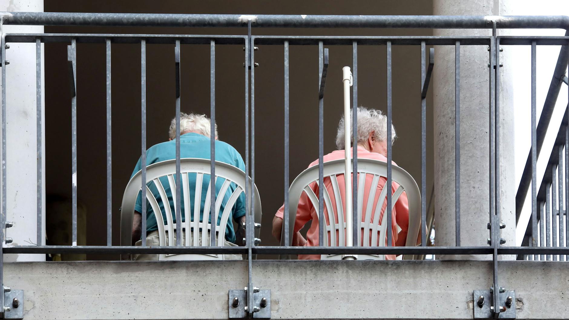 Für ältere Paare kann sich die Lebenssituation durch Krankheit und Isolation dramatisch zuspitzen. Wenn die Belastung groß wird, gibt es durchaus Hilfe.