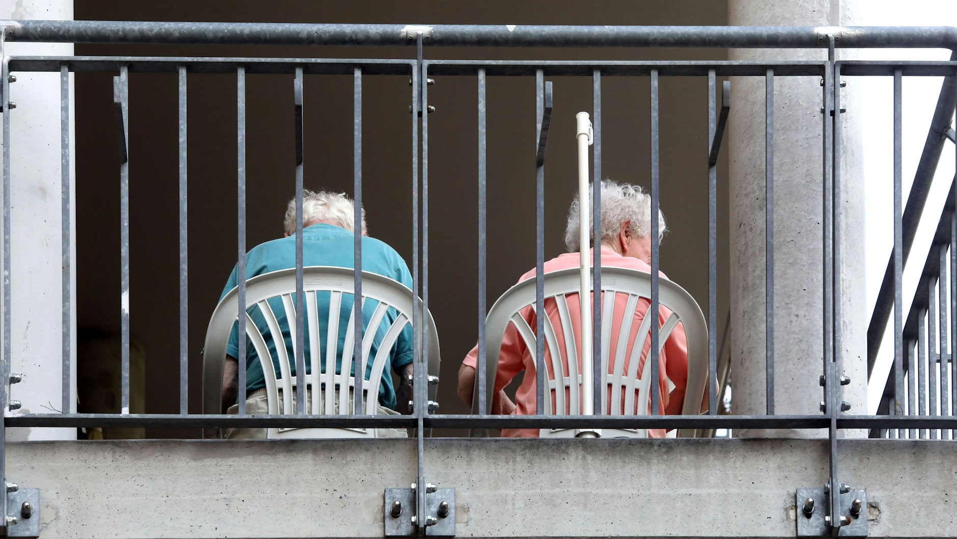 Für ältere Paare kann sich die Lebenssituation durch Krankheit und Isolation dramatisch zuspitzen. Wenn die Belastung groß wird, gibt es durchaus Hilfe.