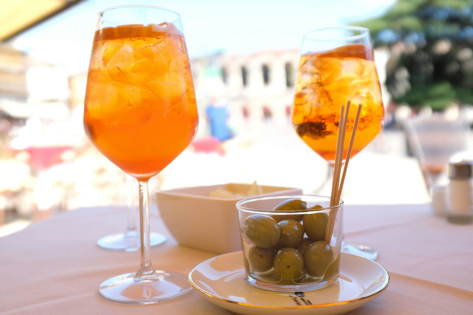 Aperol Spritz können Sie sich auch ganz einfach zuhause machen.