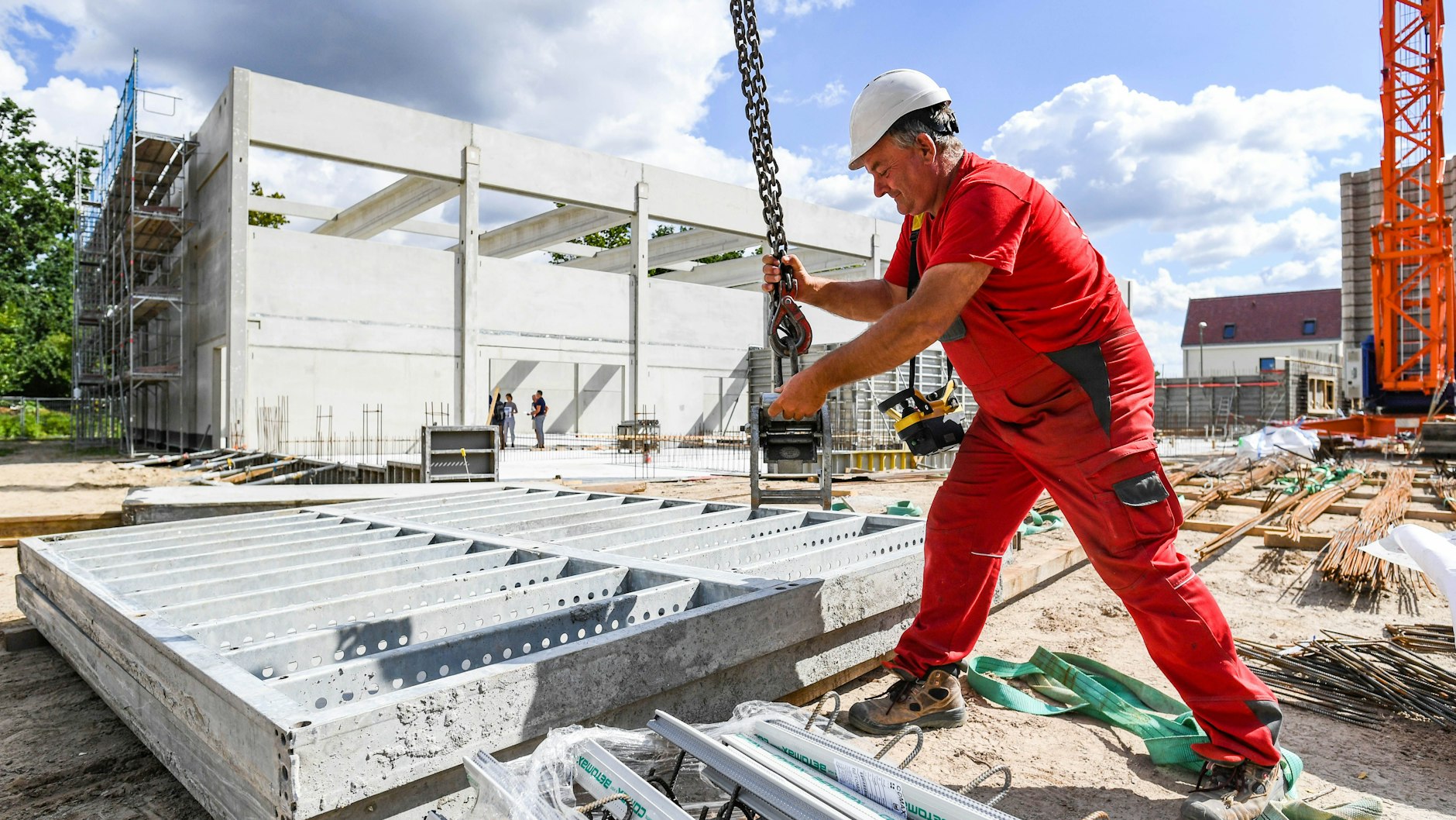 Schulbauoffensive Lichtenberg: Baustellentour zur Lew-Tolstoi-Schule, Polier Jens Schinnerl bei der Arbeit.