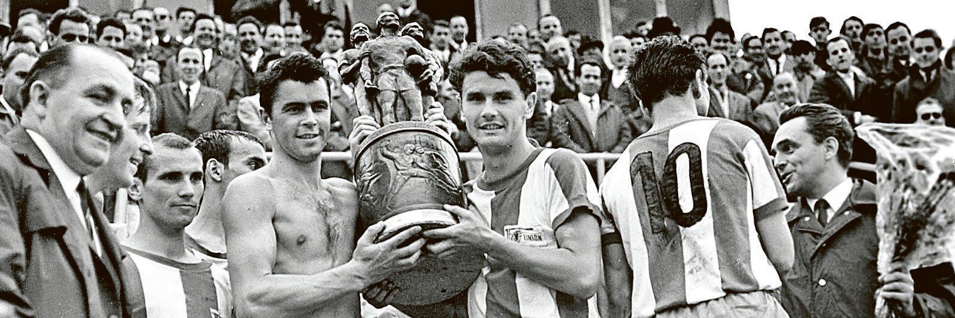 Die Union-Akteure Meinhard Uentz (mit freiem Oberkörper) und Wolfgang Wruck (3.vr.) präsentieren 1968 nach dem 2:1 gegen Meister FC Carl Zeiss Jena stolz den eroberten DDR-Fußballpokal (FDGB-Pokal).