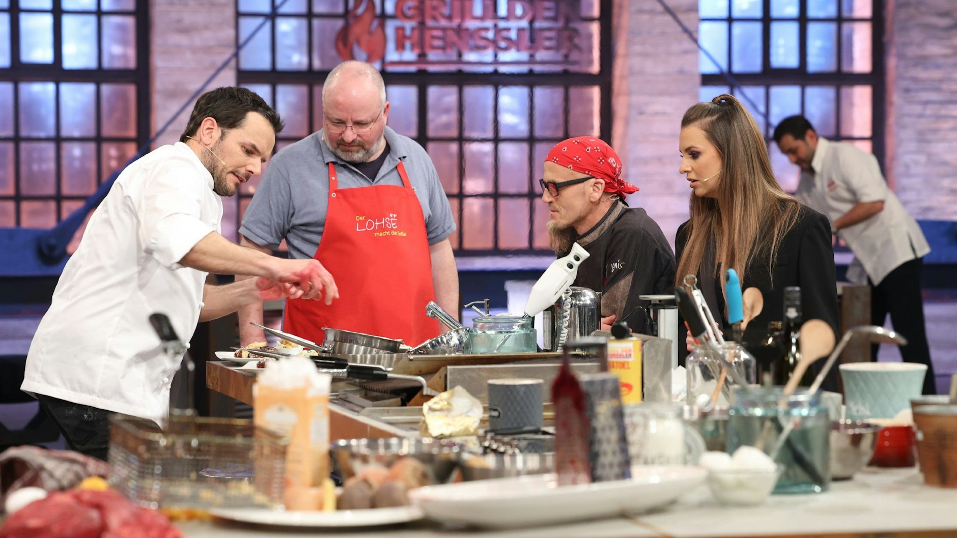 Viele Köche verderben den Brei: Steffen Henssler mit Christian Lohse, Ralf Zacherl und Moderatorin Laura Wontorra bei „Grill den Henssler“.