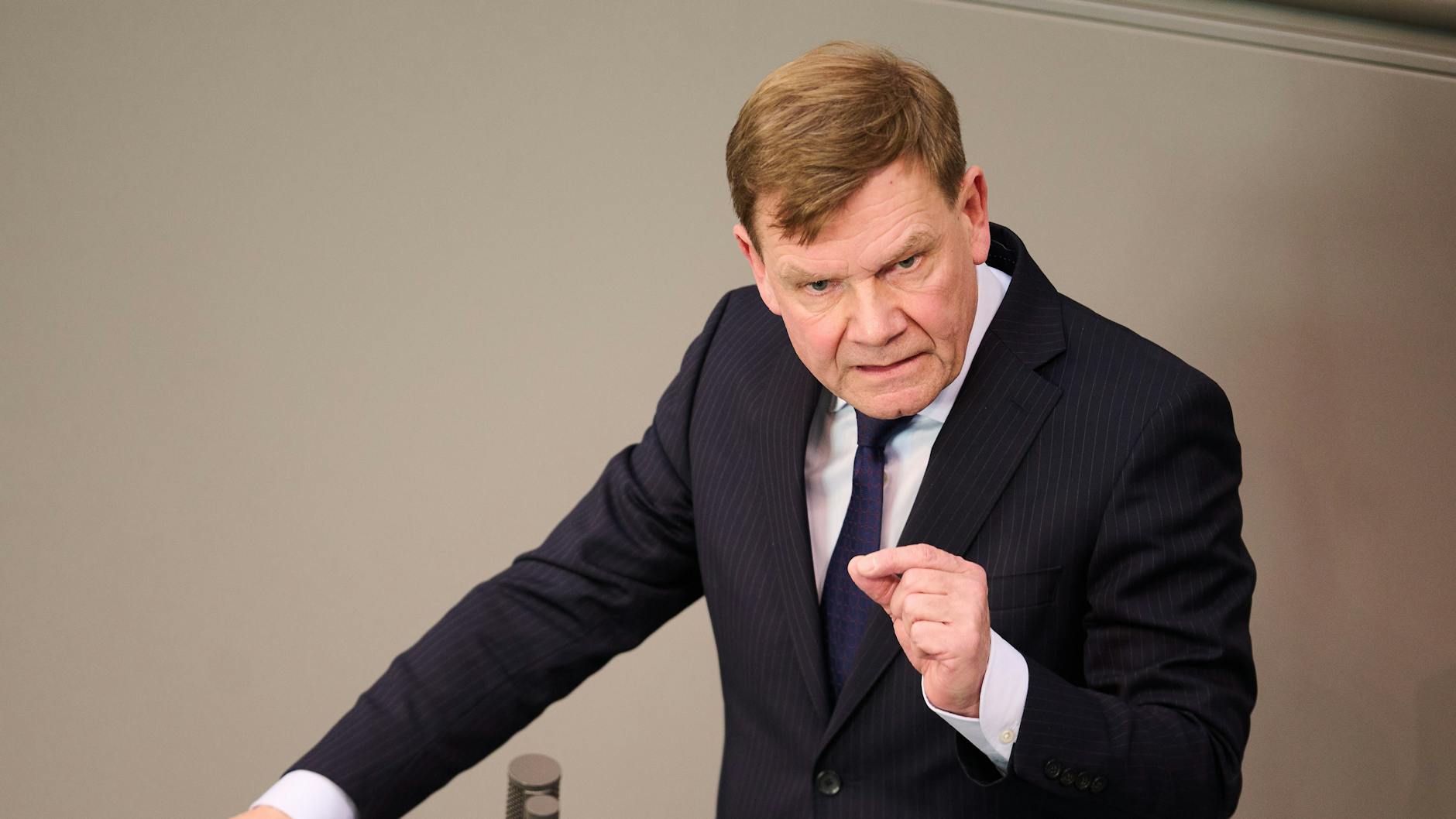 Johann Wadephul (CDU), Abgeordneter des Deutschen Bundestages, spricht zur Aktuellen Stunde in der Plenarsitzung im Deutschen Bundestag.