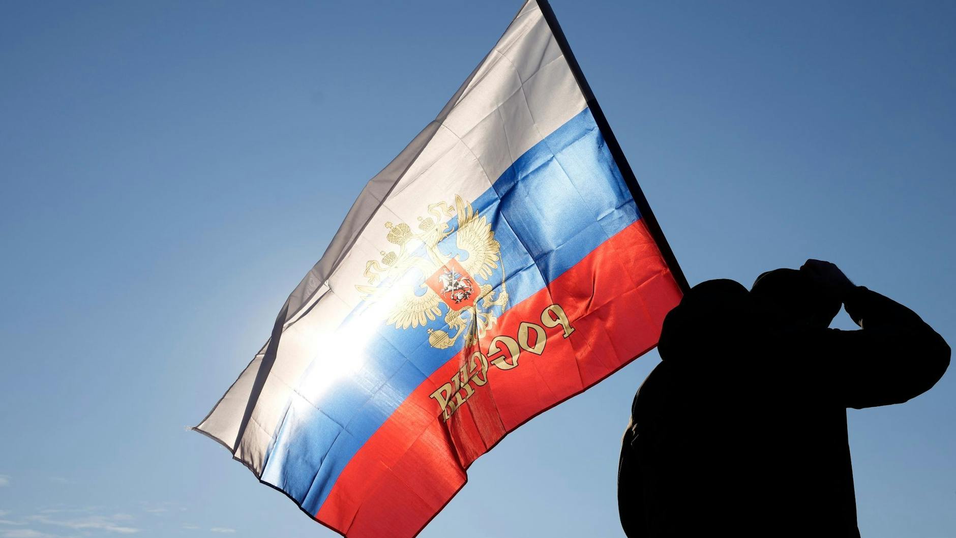 Protest mit russischer Fahne.