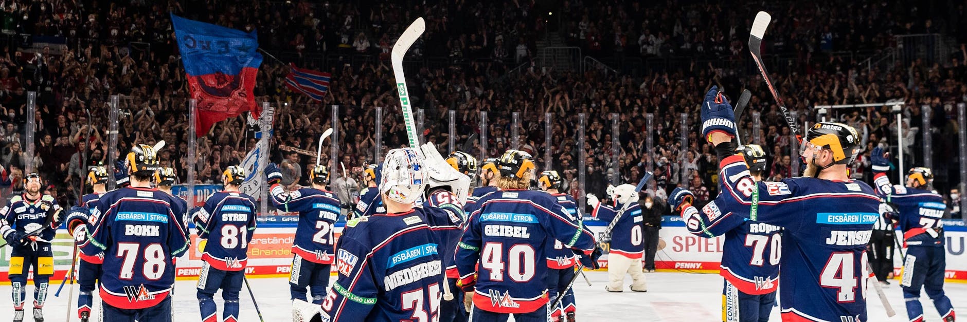 Die Eisbären für die Fans, die Fans für die Eisbären und alle zusammen gegen Mannheim – so klappt’s auch mit dem Einzug ins Finale um die Meisterschaft.