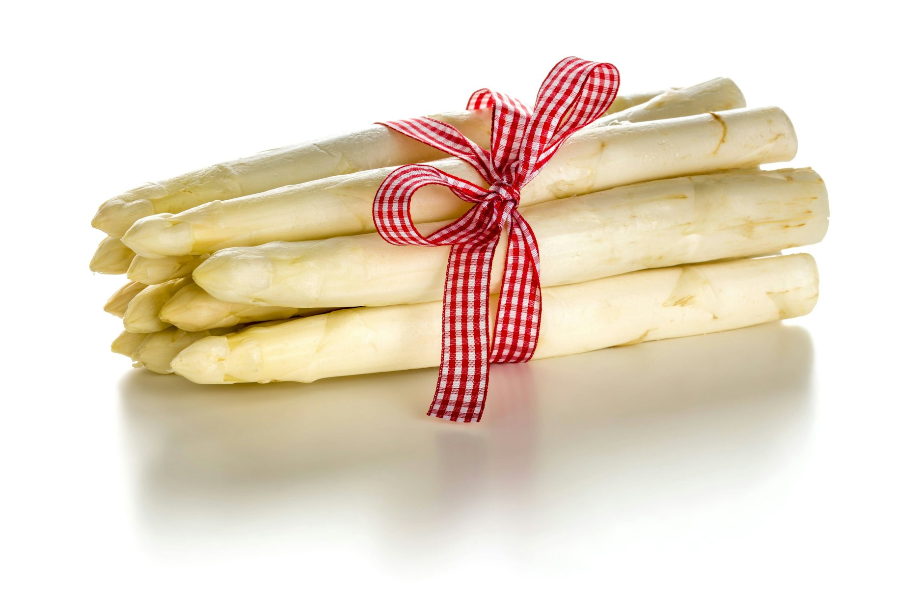 Soll der Spargel eingefroren werden, die Stangen waschen, schälen und portionsweise in den Tiefkühler.