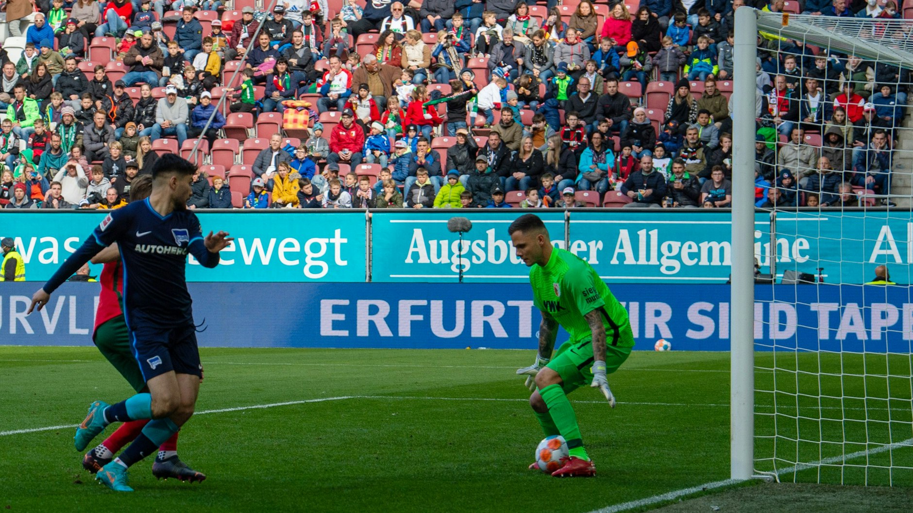 Suat Serdars (l.) Hackentreffer gegen den FC Augsburg kann als eins der bedeutendsten Tore in die Geschichte von Hertha BSC eingehen.