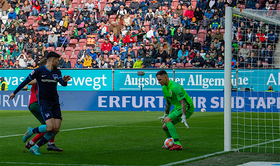 Suat Serdars (l.) Hackentreffer gegen den FC Augsburg kann als eins der bedeutendsten Tore in die Geschichte von Hertha BSC eingehen.