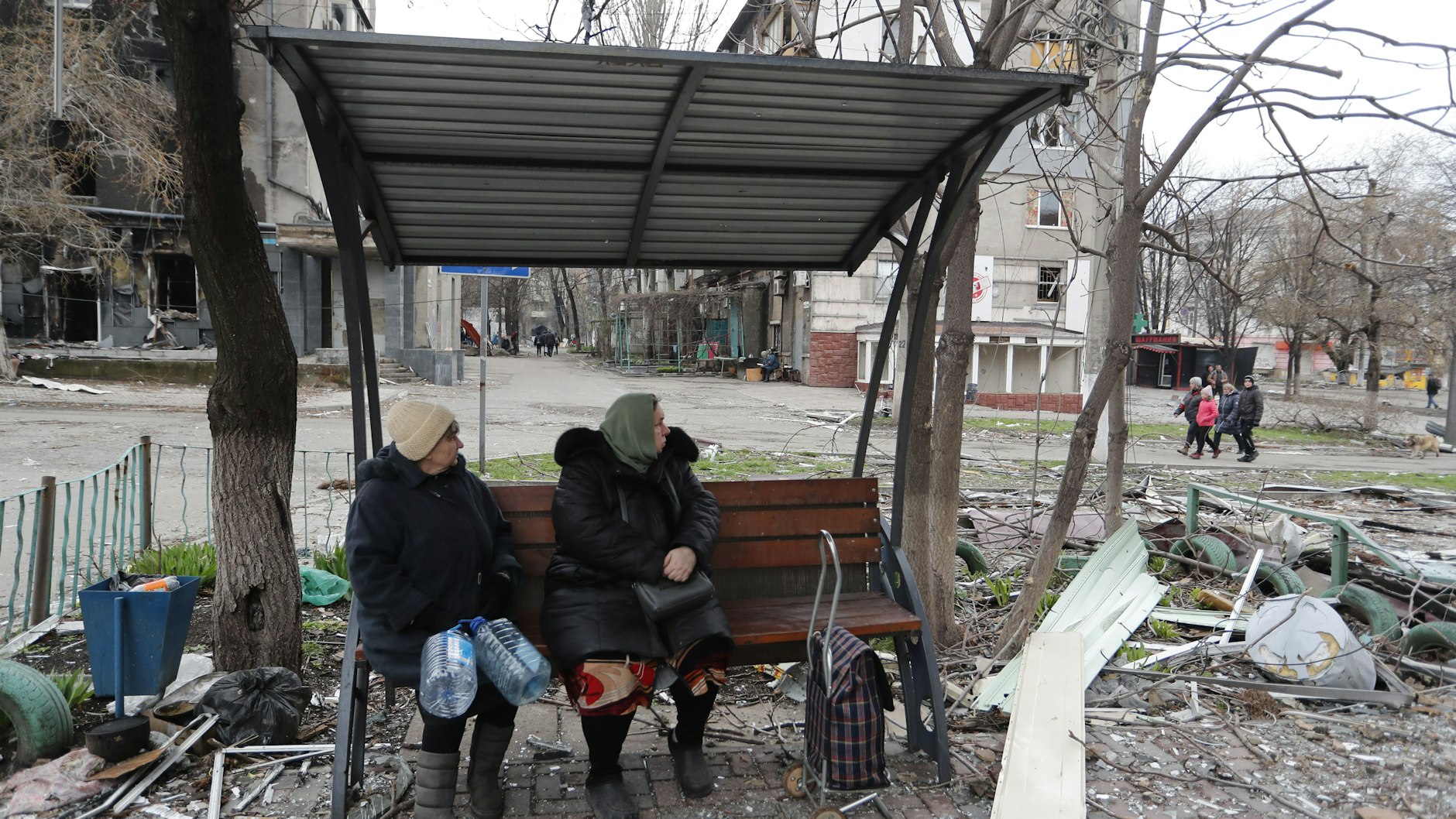 Zwei ältere Frauen in Mariupol. Sie sind den russischen Truppen schutzlos ausgeliefert.