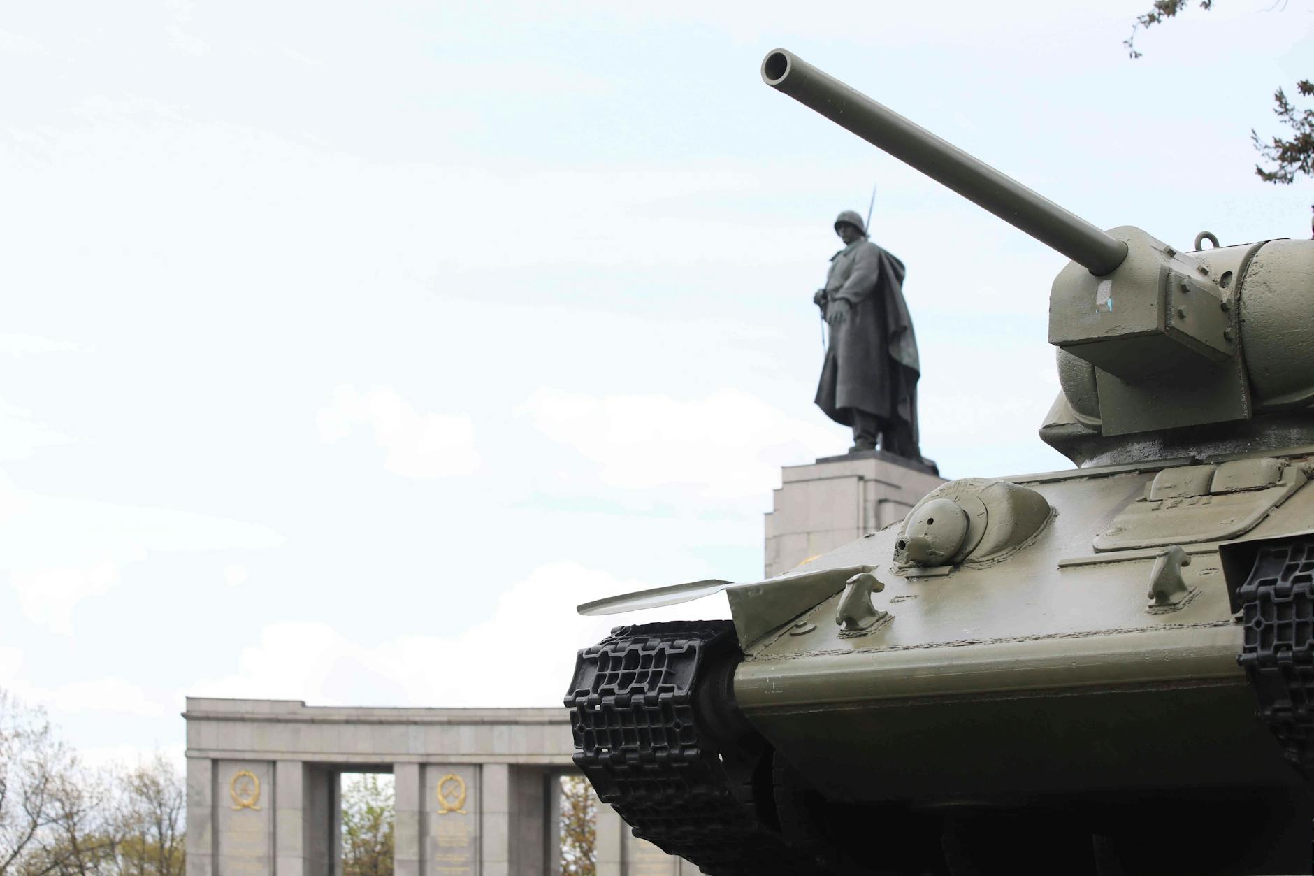 Sowjetischer Panzer T-34 neben dem Zugang zum Sowjetischen Ehrenmahl im Großen Tiergarten.