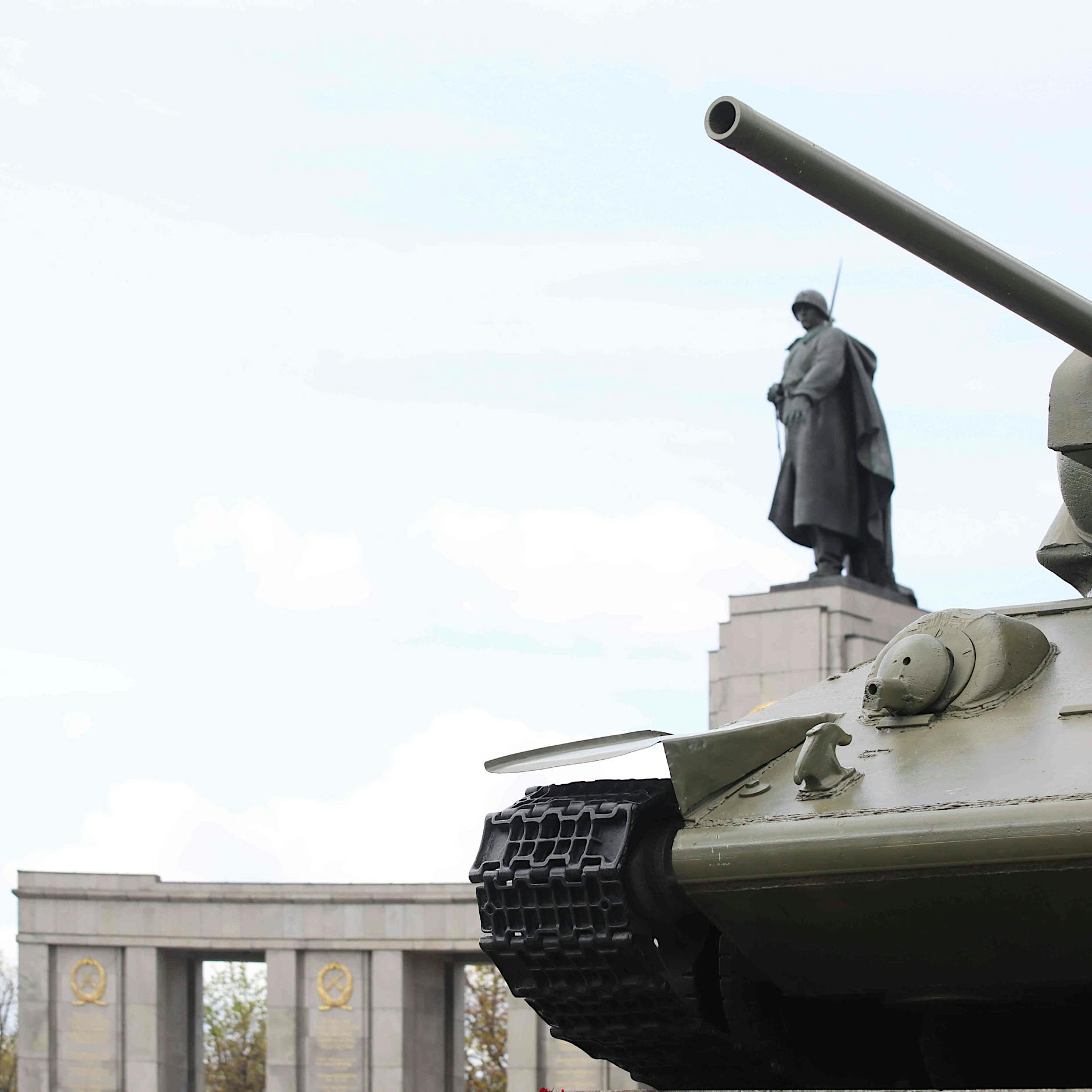 Sowjet-Panzer im Berliner Tiergarten: Sogar Diepgen will, dass sie bleiben