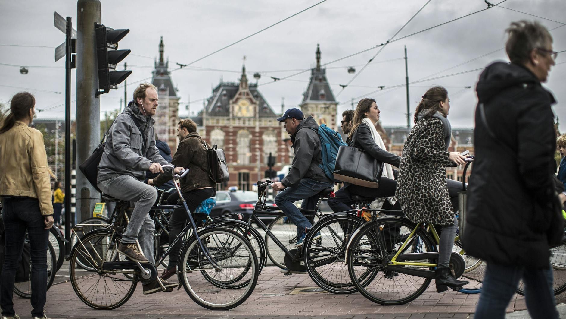 Verkehrsgewühl vor dem Hauptbahnhof Amsterdam.