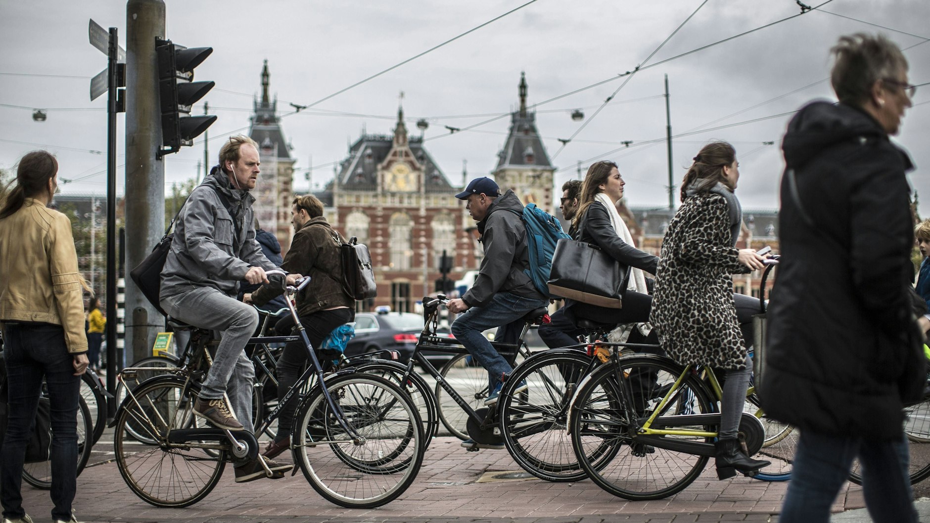 Verkehrsgewühl vor dem Hauptbahnhof Amsterdam.