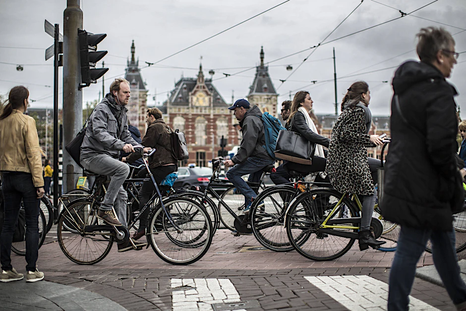 Verkehrsgewühl vor dem Hauptbahnhof Amsterdam.