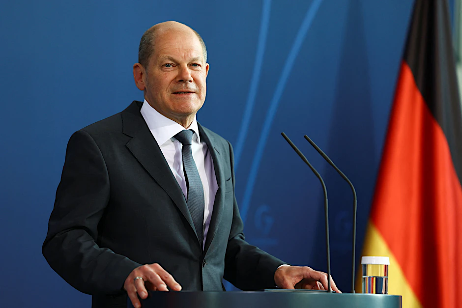 Kanzler Olaf Scholz (SPD) gibt nach einer Telefonkonferenz mit US-Präsident Biden und europäischen Verbündeten ein Statement ab.