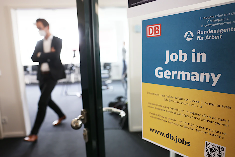Die Deutsche Bahn und die Arbeitsagentur haben gemeinsam in Köln, Berlin und Frankfurt Jobberatungszentren für ukrainische Geflüchtete in Bahnhofsnähe eingerichtet.