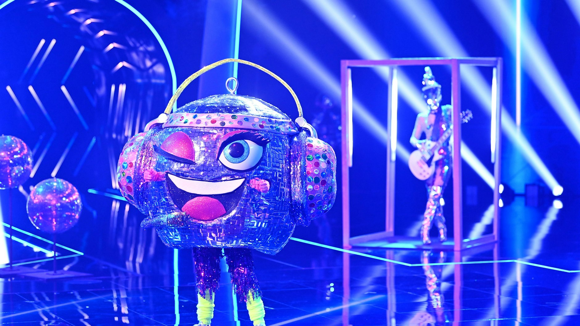 Die Discokugel auf der Bühne bei „The Masked Singer“. Im Kostüm steckt wohl Jeannette Biedermann.