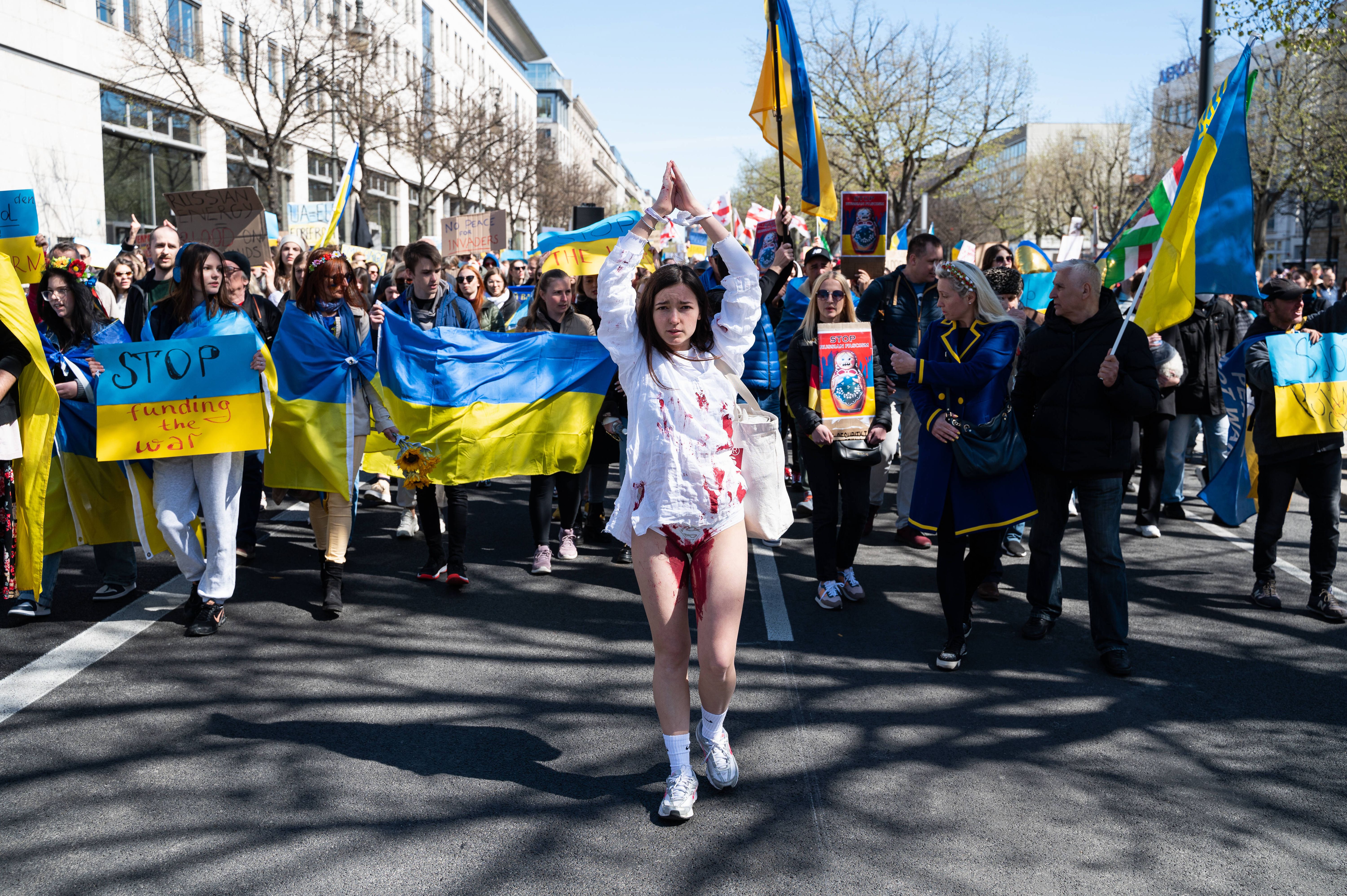 Image - Ukrainerin (50) berichtet von Vergewaltigung im Krieg: „Sie zogen mich aufs Bett und drückten mich mit dem Maschinengewehr nieder“