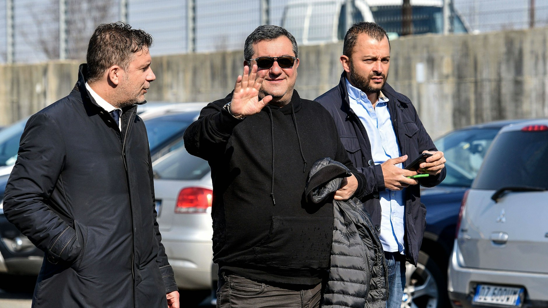 Star-Berater Mino Raiola (M.) hat meist seine Finger im Spiel, wenn es auf dem Transfermarkt um Millionen-Summen geht.