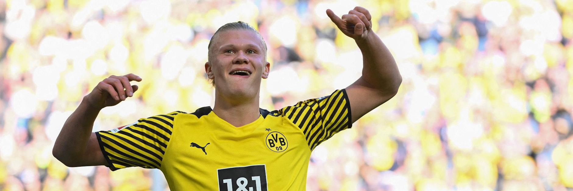 Winkt bei Manchester City ein Mega-Gehalt und hat gut lachen: Dortmunds Superstürmer Erling Haaland.