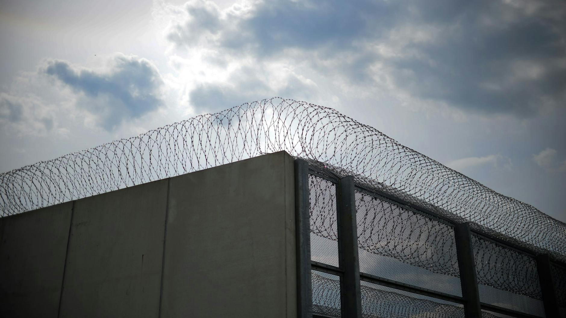 Großbeeren: Der Doppel-Metallzaun der Justizvollzugsanstalt Heidering.