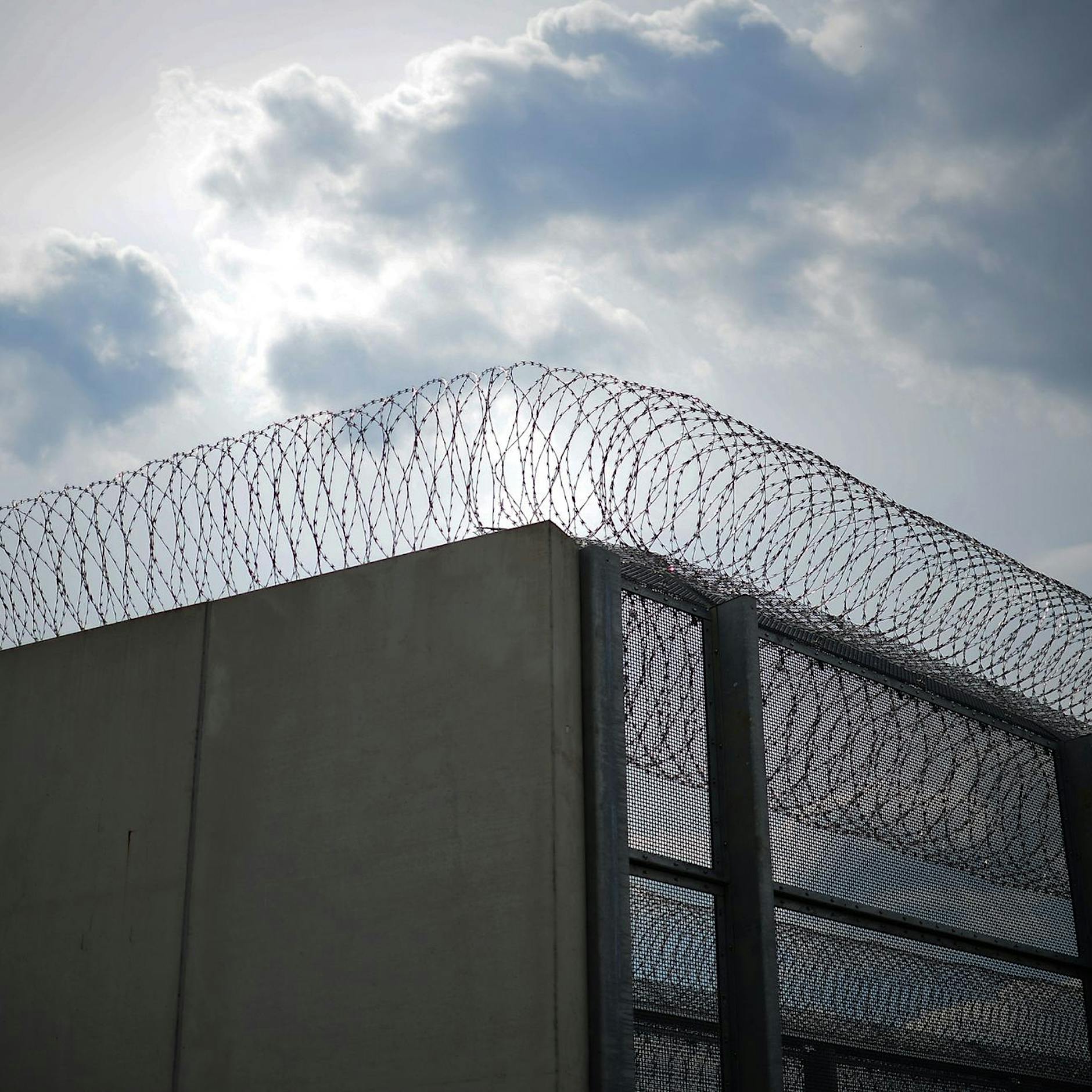 Schlägerei in JVA Heidering: Häftlinge und Bedienstete verletzt