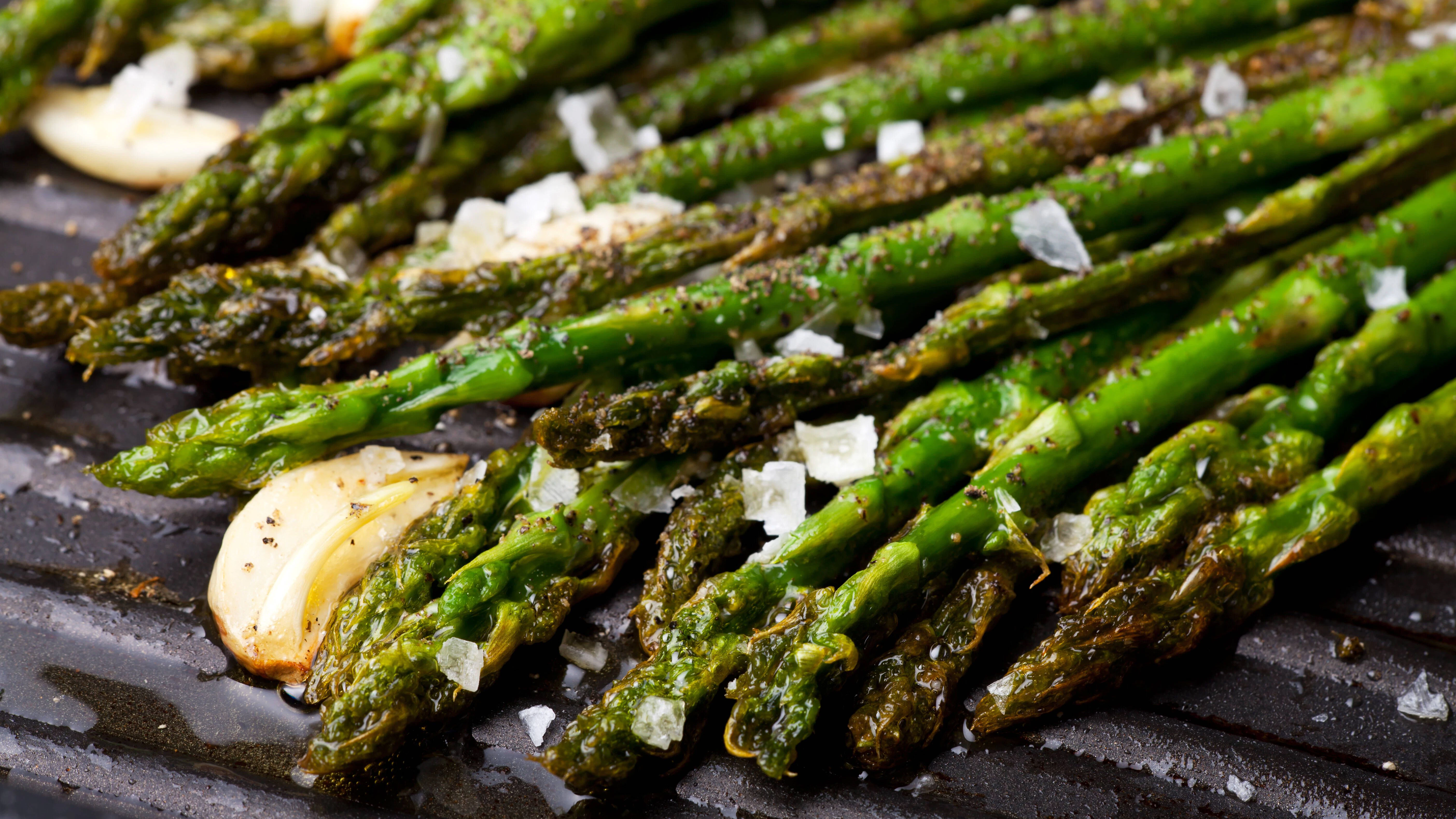 Grüner Spargel schmeckt auch mit krosser Kruste vom Grill ganz hervorragend.