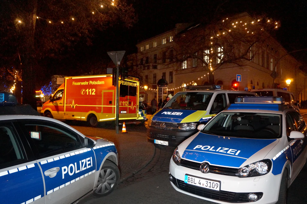 Polizisten sperren am 1. Dezember 2017 die Straßen rund um den Weihnachtsmarkt in der Potsdamer Innenstadt ab – wegen einer Paketbombe, die in eine nahegelegene Apotheke geliefert worden war.&nbsp;