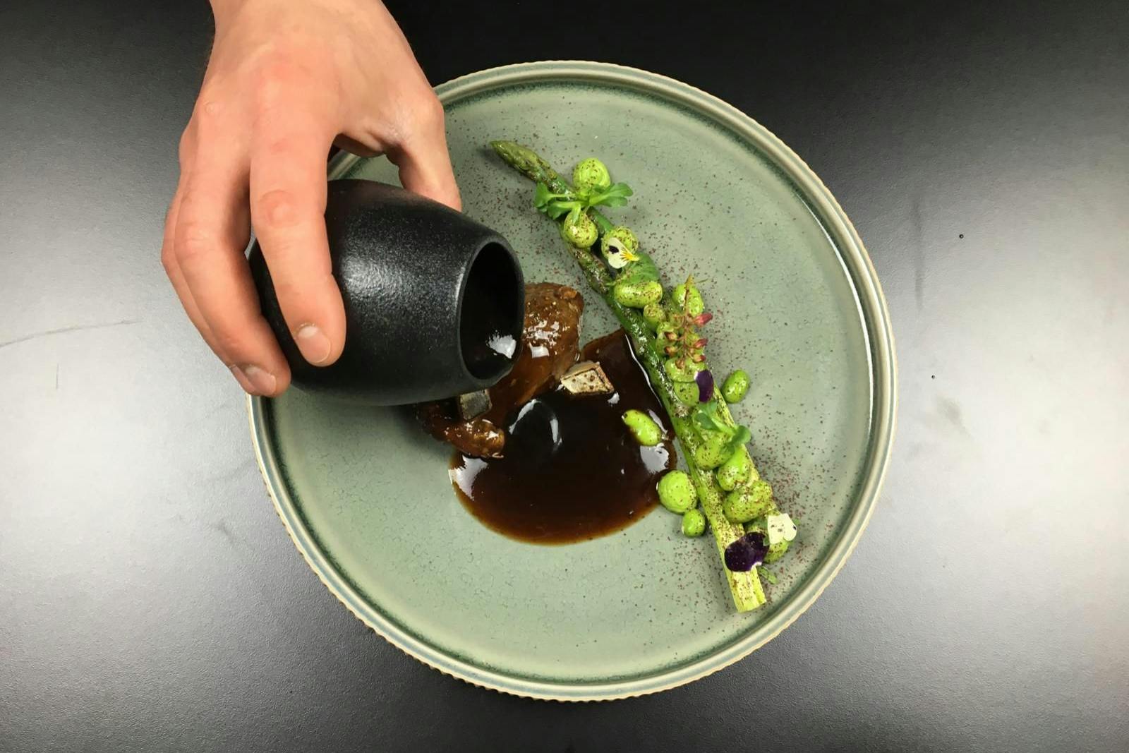 Von der März-Karte: Lamm, umflossen von glasierter Soße mit Kaffee-Chili-Note.