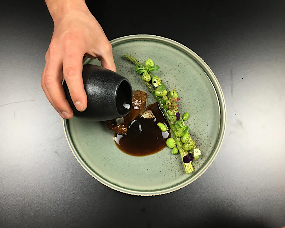 Von der März-Karte:&nbsp;Lamm, umflossen von glasierter Soße mit Kaffee-Chili-Note.