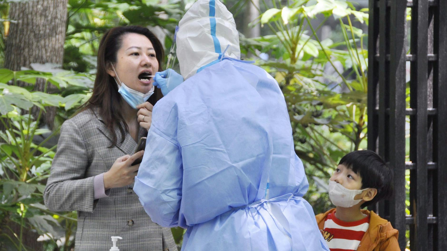 Shanghai: Eine Bewohnerin einer Wohnanlage unterzieht sich einem PCR-Test.