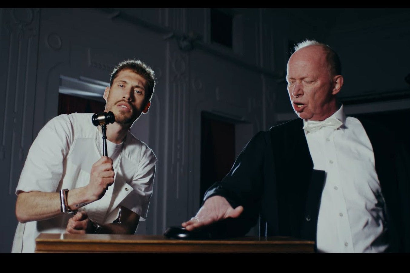 Neues Duo: Rapper GReeeN und Richter Müller in ihrem Clip zu „Entkriminalisierung sofort“